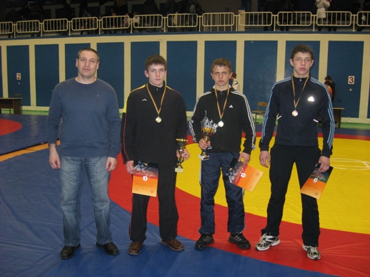 Iš kairės treneris Rytis Keršys, Lietuvos jaunių čempionai Benas Keršys, Vaidotas Dervinis ir trečios vietos laimėtojas Denas Markūnas